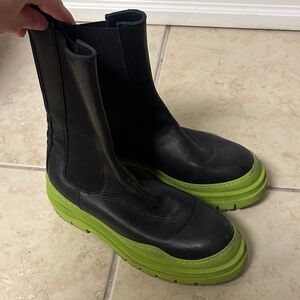 l'intervalle Black Boots with Green Soles